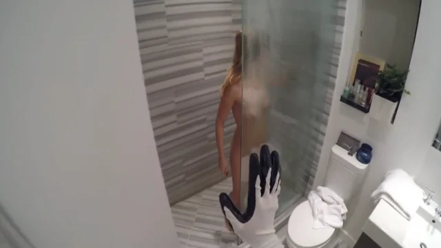 Выеб замужнюю соседку блондинку в ванной комнате