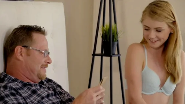 Семейное порно застала похотливого отчима за сексом с падчерицей